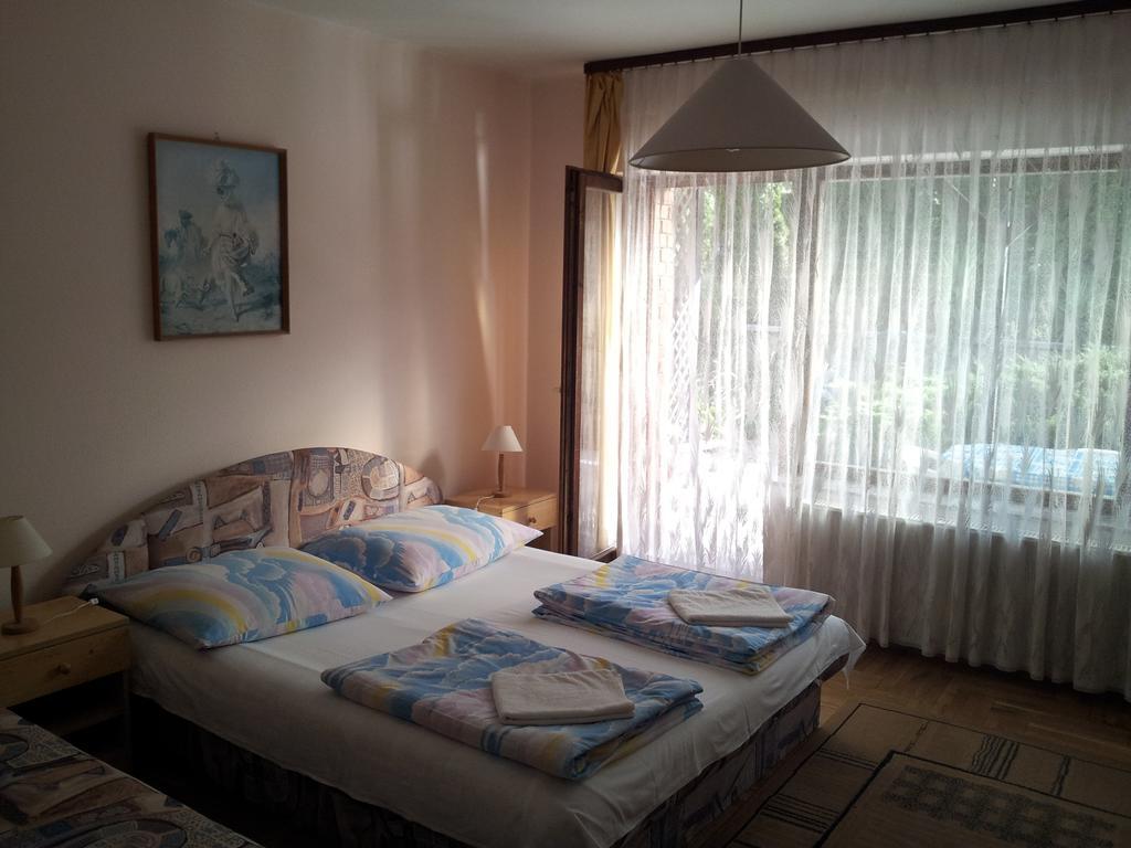 Bed and Breakfast Agi Panzio Obuda Budapest Zimmer foto