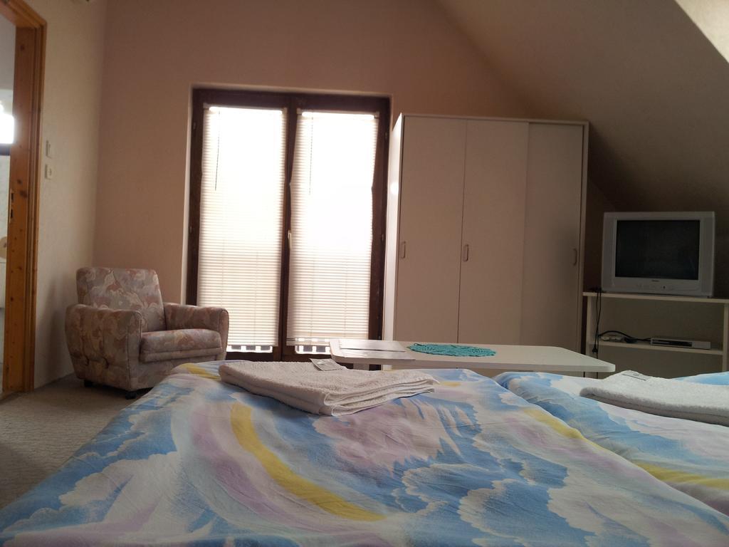 Bed and Breakfast Agi Panzio Obuda Budapest Zimmer foto